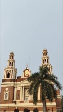 Connaught Place, Delhi, Hindistan 'daki Sacred Heart Katedrali. Orta Delhi' deki Katedral Kilisesi 'nin dışındaki güzel mimari manzara.