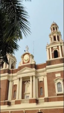 Connaught Place, Delhi, Hindistan 'daki Sacred Heart Katedrali. Orta Delhi' deki Katedral Kilisesi 'nin dışındaki güzel mimari manzara.