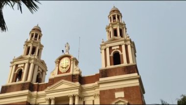 Connaught Place, Delhi, Hindistan 'daki Sacred Heart Katedrali. Orta Delhi' deki Katedral Kilisesi 'nin dışındaki güzel mimari manzara.