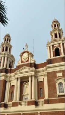 Connaught Place, Delhi, Hindistan 'daki Sacred Heart Katedrali. Orta Delhi' deki Katedral Kilisesi 'nin dışındaki güzel mimari manzara.