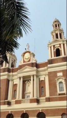 Connaught Place, Delhi, Hindistan 'daki Sacred Heart Katedrali. Orta Delhi' deki Katedral Kilisesi 'nin dışındaki güzel mimari manzara.