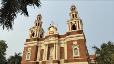 Connaught Place, Delhi, Hindistan 'daki Sacred Heart Katedrali. Orta Delhi' deki Katedral Kilisesi 'nin dışındaki güzel mimari manzara.