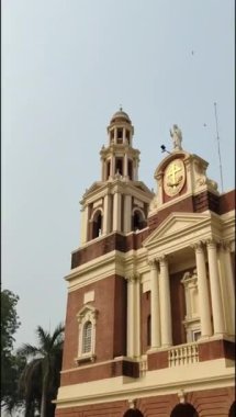 Connaught Place, Delhi, Hindistan 'daki Sacred Heart Katedrali. Orta Delhi' deki Katedral Kilisesi 'nin dışındaki güzel mimari manzara.