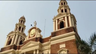 Connaught Place, Delhi, Hindistan 'daki Sacred Heart Katedrali. Orta Delhi' deki Katedral Kilisesi 'nin dışındaki güzel mimari manzara.