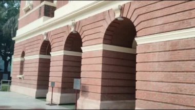 Connaught Place, Delhi, Hindistan 'daki Sacred Heart Katedrali. Orta Delhi' deki Katedral Kilisesi 'nin dışındaki güzel mimari manzara.