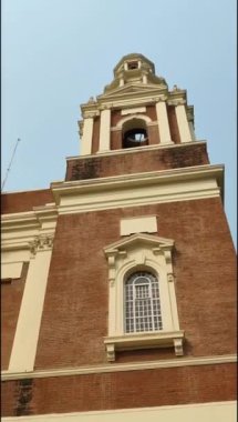Connaught Place, Delhi, Hindistan 'daki Sacred Heart Katedrali. Orta Delhi' deki Katedral Kilisesi 'nin dışındaki güzel mimari manzara.