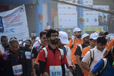 Yeni Delhi, Hindistan - 20 Ekim 2024 - Bitmek üzere olan maraton katılımcılarının bitiş çizgisini geçmek üzere olan Delhi Yarı Maratonu 2024