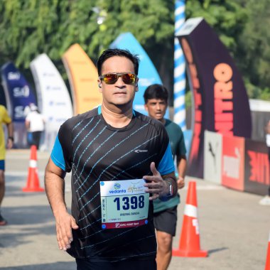 Yeni Delhi, Hindistan - 20 Ekim 2024 - Bitmek üzere olan maraton katılımcılarının bitiş çizgisini geçmek üzere olan Delhi Yarı Maratonu 2024