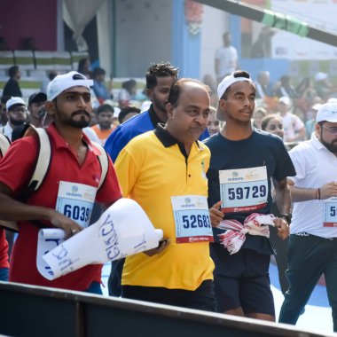 Yeni Delhi, Hindistan - 20 Ekim 2024 - Bitmek üzere olan maraton katılımcılarının bitiş çizgisini geçmek üzere olan Delhi Yarı Maratonu 2024