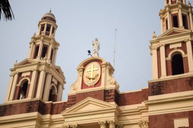 Connaught Place, Delhi, Hindistan 'daki Sacred Heart Katedrali. Orta Delhi' deki Katedral Kilisesi 'nin dışındaki güzel mimari manzara.