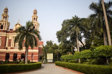 Connaught Place, Delhi, Hindistan 'daki Sacred Heart Katedrali. Orta Delhi' deki Katedral Kilisesi 'nin dışındaki güzel mimari manzara.