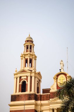 Connaught Place, Delhi, Hindistan 'daki Sacred Heart Katedrali. Orta Delhi' deki Katedral Kilisesi 'nin dışındaki güzel mimari manzara.