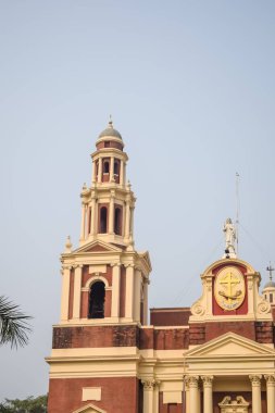 Connaught Place, Delhi, Hindistan 'daki Sacred Heart Katedrali. Orta Delhi' deki Katedral Kilisesi 'nin dışındaki güzel mimari manzara.