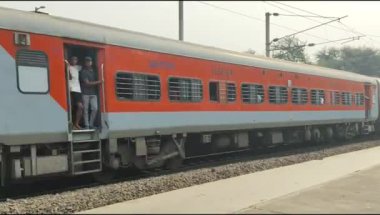 Delhi, Hindistan, 02 Kasım 2024 - Anand Vihar tren istasyonundan kalkan Hint ekspresi sabah saatlerinde, Delhi tren istasyonunda Renkli Ekspres tren