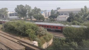 Delhi, Hindistan, 02 Kasım 2024 - Anand Vihar tren istasyonundan kalkan Hint ekspresi sabah saatlerinde, Delhi tren istasyonunda Renkli Ekspres tren