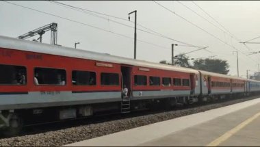 Delhi, Hindistan, 02 Kasım 2024 - Anand Vihar tren istasyonundan kalkan Hint ekspresi sabah saatlerinde, Delhi tren istasyonunda Renkli Ekspres tren