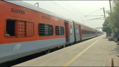 Delhi, Hindistan, 02 Kasım 2024 - Anand Vihar tren istasyonundan kalkan Hint ekspresi sabah saatlerinde, Delhi tren istasyonunda Renkli Ekspres tren