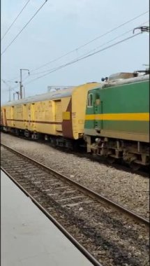 Delhi, Hindistan, 02 Kasım 2024 - Anand Vihar tren istasyonundan kalkan Hint ekspresi sabah saatlerinde, Delhi tren istasyonunda Renkli Ekspres tren