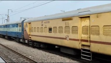 Delhi, Hindistan, 02 Kasım 2024 - Anand Vihar tren istasyonundan kalkan Hint ekspresi sabah saatlerinde, Delhi tren istasyonunda Renkli Ekspres tren