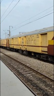 Delhi, Hindistan, 02 Kasım 2024 - Anand Vihar tren istasyonundan kalkan Hint ekspresi sabah saatlerinde, Delhi tren istasyonunda Renkli Ekspres tren