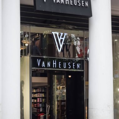 Delhi, Hindistan, Kasım 03: 2024 - Yeni Delhi 'nin merkezinde ofis, banka ve alışveriş merkezi olarak bilinen ünlü iş bölgesi Connaught Place. İngiliz tarzı mimari CP