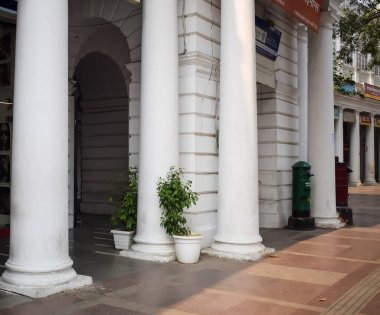 Delhi, Hindistan, Kasım 03: 2024 - Yeni Delhi 'nin merkezinde ofis, banka ve alışveriş merkezi olarak bilinen ünlü iş bölgesi Connaught Place. İngiliz tarzı mimari CP