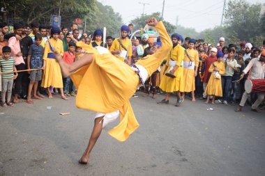 Delhi, Hindistan, 17 Kasım 2024 - Doğu Delhi bölgesinde Guru Nanak Dev, Nagar Kirtan 'ın doğum günü dolayısıyla geleneksel Nagar Kirtan, geleneksel Nagar geçit töreninde Sihler gatka ve dövüş sanatlarını sergiliyor