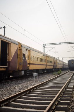 Delhi, Hindistan, 02 Kasım 2024 - Anand Vihar tren istasyonundan kalkan Hint ekspresi sabah saatlerinde, Delhi tren istasyonunda Renkli Ekspres tren