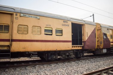 Delhi, Hindistan, 02 Kasım 2024 - Anand Vihar tren istasyonundan kalkan Hint ekspresi sabah saatlerinde, Delhi tren istasyonunda Renkli Ekspres tren