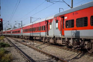 Delhi, Hindistan, 02 Kasım 2024 - Anand Vihar tren istasyonundan kalkan Hint ekspresi sabah saatlerinde, Delhi tren istasyonunda Renkli Ekspres tren