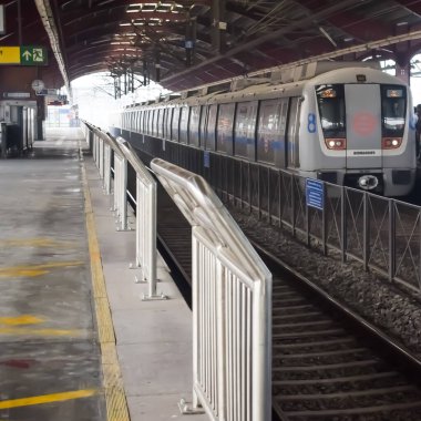 Yeni Delhi, Hindistan, 12 Ağustos 2024 - Delhi treni Yeni Delhi, Hindistan, Asya 'daki Jhandewalan metro istasyonuna varıyor.