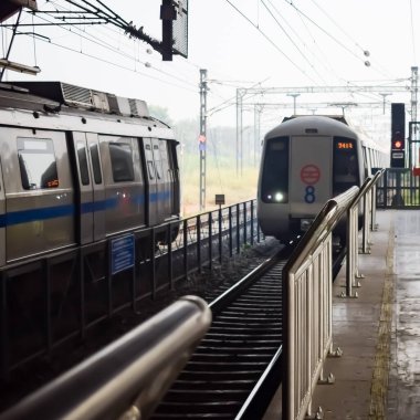 Yeni Delhi, Hindistan, 12 Ağustos 2024 - Delhi treni Yeni Delhi, Hindistan, Asya 'daki Jhandewalan metro istasyonuna varıyor.