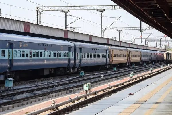 Delhi, Hindistan, 02 Kasım 2024 - Anand Vihar tren istasyonundan kalkan Hint ekspresi sabah saatlerinde, Delhi tren istasyonunda Renkli Ekspres tren