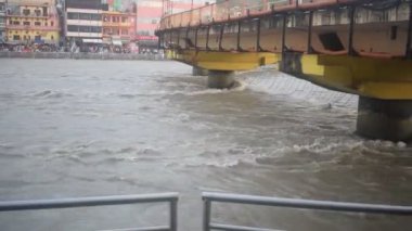 Ganga, Haridwar, Uttarakhand, Hindistan 'daki Har Ki Paudi' de görüldü. Ganga Nehri, Hindistan 'ın Ganj nehri üzerindeki Haridwar Vadisi' ndeki Hindular için en kutsal nehirdir.