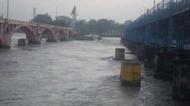 Ganga, Haridwar, Uttarakhand, Hindistan 'daki Har Ki Paudi' de görüldü. Ganga Nehri, Hindistan 'ın Ganj nehri üzerindeki Haridwar Vadisi' ndeki Hindular için en kutsal nehirdir.