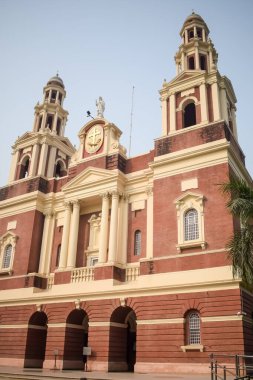 Connaught Place, Delhi, Hindistan 'daki Sacred Heart Katedrali. Orta Delhi' deki Katedral Kilisesi 'nin dışındaki güzel mimari manzara.