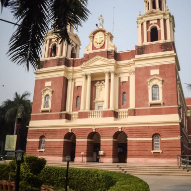 Connaught Place, Delhi, Hindistan 'daki Sacred Heart Katedrali. Orta Delhi' deki Katedral Kilisesi 'nin dışındaki güzel mimari manzara.