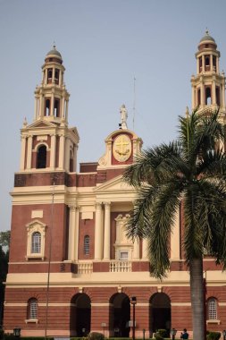 Connaught Place, Delhi, Hindistan 'daki Sacred Heart Katedrali. Orta Delhi' deki Katedral Kilisesi 'nin dışındaki güzel mimari manzara.