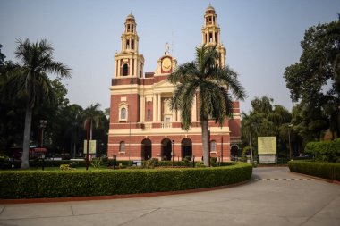 Connaught Place, Delhi, Hindistan 'daki Sacred Heart Katedrali. Orta Delhi' deki Katedral Kilisesi 'nin dışındaki güzel mimari manzara.