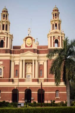 Connaught Place, Delhi, Hindistan 'daki Sacred Heart Katedrali. Orta Delhi' deki Katedral Kilisesi 'nin dışındaki güzel mimari manzara.