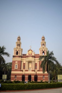 Connaught Place, Delhi, Hindistan 'daki Sacred Heart Katedrali. Orta Delhi' deki Katedral Kilisesi 'nin dışındaki güzel mimari manzara.