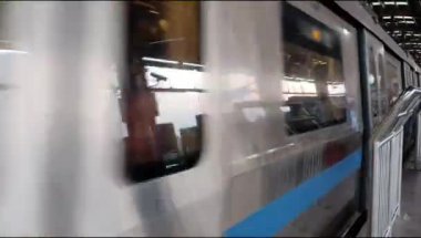 Yeni Delhi, Hindistan, 12 Ağustos 2024 - Delhi treni Yeni Delhi, Hindistan, Asya 'daki Jhandewalan metro istasyonuna varıyor.