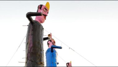 Dussehra festivali sırasında Dussehra 'da, Hindistan, Delhi' de Ramleela 'da, Ravana' nın büyük heykeli, Dussera Fuarı sırasında, Lord Rama 'nın zaferini kutlamak için ateşlendi.