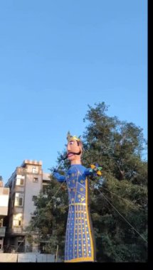 Dussehra festivali sırasında Dussehra 'da, Hindistan, Delhi' de Ramleela 'da, Ravana' nın büyük heykeli, Dussera Fuarı sırasında, Lord Rama 'nın zaferini kutlamak için ateşlendi.