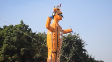 Dussehra festivali sırasında Dussehra 'da, Hindistan, Delhi' de Ramleela 'da, Ravana' nın büyük heykeli, Dussera Fuarı sırasında, Lord Rama 'nın zaferini kutlamak için ateşlendi.