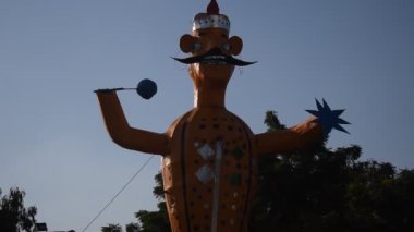 Dussehra festivali sırasında Dussehra 'da, Hindistan, Delhi' de Ramleela 'da, Ravana' nın büyük heykeli, Dussera Fuarı sırasında, Lord Rama 'nın zaferini kutlamak için ateşlendi.