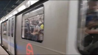 Yeni Delhi, Hindistan, 12 Ağustos 2024 - Delhi treni Yeni Delhi, Hindistan, Asya 'daki Jhandewalan metro istasyonuna varıyor.