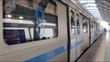Yeni Delhi, Hindistan, 12 Ağustos 2024 - Delhi treni Yeni Delhi, Hindistan, Asya 'daki Jhandewalan metro istasyonuna varıyor.