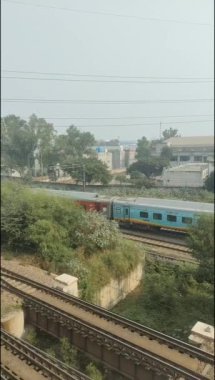 Delhi, Hindistan, 02 Kasım 2024 - Anand Vihar tren istasyonundan kalkan Hint ekspresi sabah saatlerinde, Delhi tren istasyonunda Renkli Ekspres tren