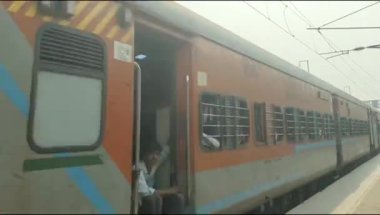 Delhi, Hindistan, 02 Kasım 2024 - Anand Vihar tren istasyonundan kalkan Hint ekspresi sabah saatlerinde, Delhi tren istasyonunda Renkli Ekspres tren